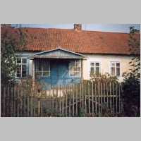 089-1043 Insthaus in Sanditten im Jahre 2002, frueher wohnte hier Kaemmerer Holstein, und die Gutsangestellten Adam und Miks.jpg